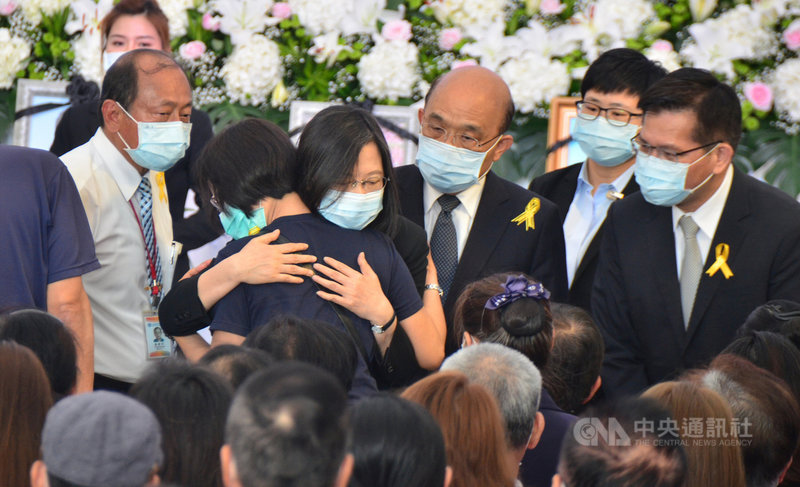 台鐵太魯閣號事故台東8名罹難者17日公祭,總統蔡英文(前左2)、行政院長蘇貞昌(前右2)與交通部長林佳龍(前右1)到場致哀,並慰問家屬。中央社記者盧太城台東攝 110年4月17日