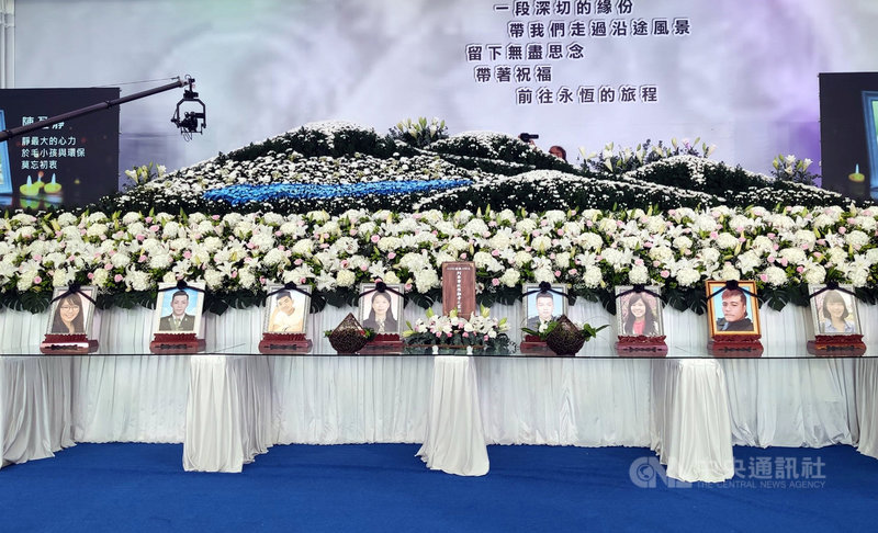 交通部17日舉行太魯閣號事故台東8名罹難者聯合追思公祭,會場輪流播放8名罹難者生前最喜歡的歌,靈堂上一張張青春的臉孔讓人不捨。中央社記者盧太城台東攝 110年4月17日