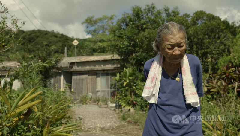 導演黃胤毓在紀錄片「綠色牢籠」中,拍下台灣阿嬤橋間良子88歲至92歲過世前的4年時光,從她的口述歷史中回顧戰前沖繩「西表礦坑」幾乎被遺忘的台灣移民史。(希望行銷提供)中央社記者王心妤傳真 110年4月17日