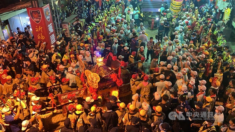 台中大甲鎮瀾宮媽祖鑾轎16日晚間駐駕彰化市天后宮,信眾將天后宮周邊擠得水泄不通,彰化警方派出700名員警到場維持秩序。中央社記者吳哲豪彰化攝 110年4月16日