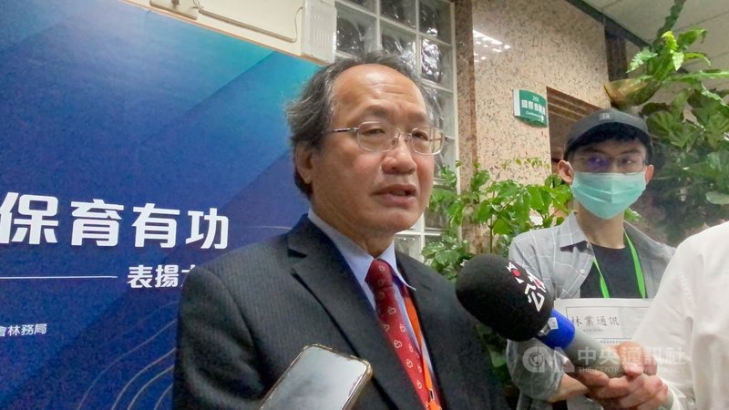 台灣本島出現首例牛結節疹,全台牛隻將施打疫苗,農委會副主委黃金城(前)17日表示,苗栗以北牛隻施打作業18日可完成,採購的18萬劑疫苗也預計於22日抵台。中央社記者吳欣紜攝 110年4月17日