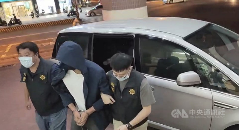 桃園吳姓男子因欠債缺錢,14日開車到台南,先變裝偷機車行搶街頭落單女子肩上皮包後再逃回桃園,警方16 日將吳男拘提到案,訊後依搶奪罪嫌移送台南地檢署偵辦。(台南市警局提供)中央社記者張榮祥台南傳真 110年4月17日