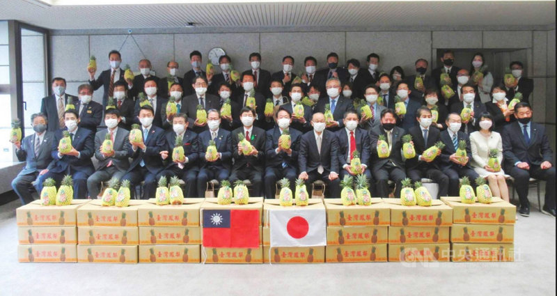 為感謝屏東縣政府在民國109年間捐贈日本防疫物資,由日本埼玉縣議員組成「日台友好議員連盟」自發性採購台灣鳳梨,象徵台日友好。(屏東縣政府提供)中央社記者郭芷瑄傳真 110年4月17日
