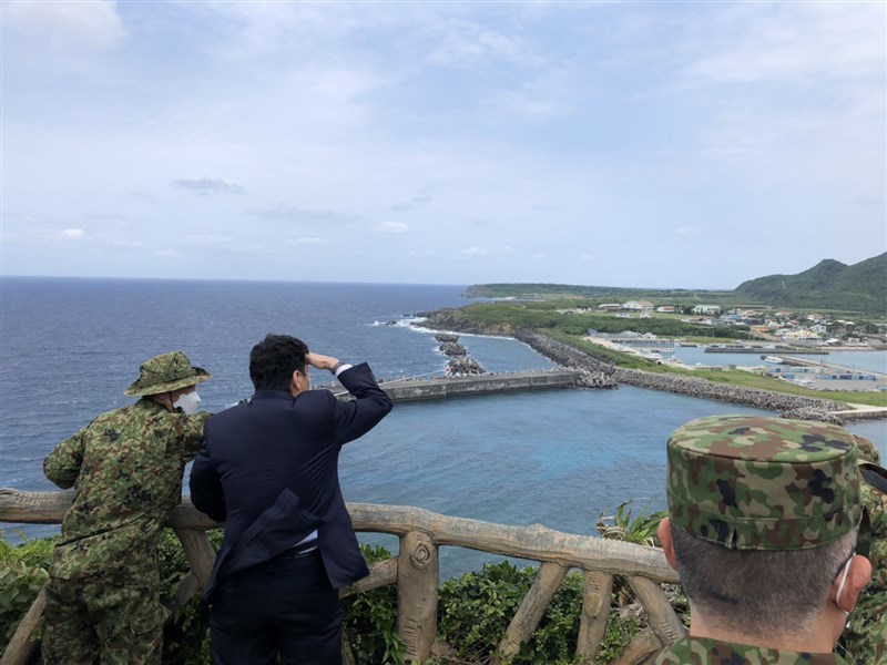 日本防衛大臣岸信夫17日視察極西離島時說,台灣安定很重要。(圖取自twitter.com/KishiNobuo)