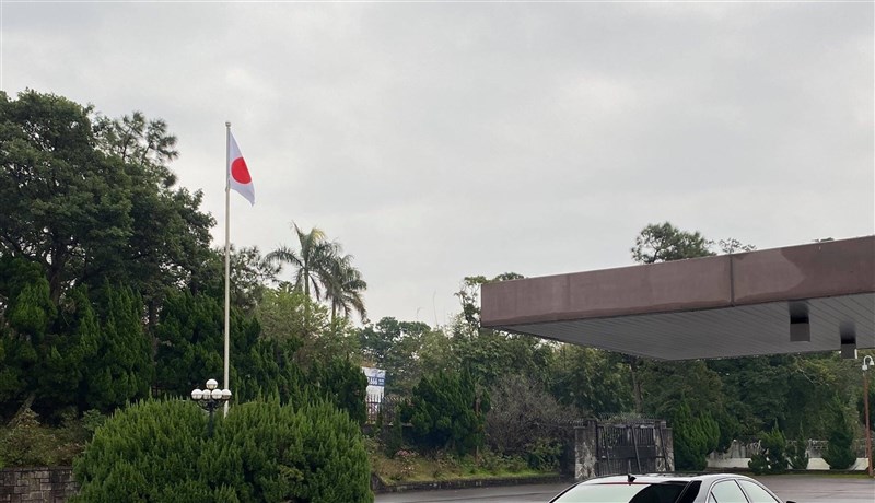 日本駐台代表官邸升起日本國旗。(圖取自twitter.com/Furuya_keiji)