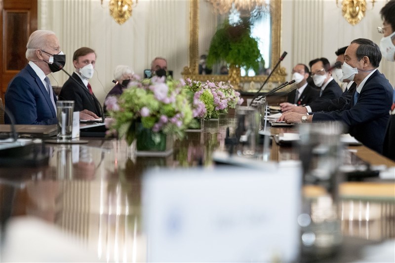 美國總統拜登(左1)上任的首次與外國領袖面對面峰會給了日本首相菅義偉(右1)。(美聯社)