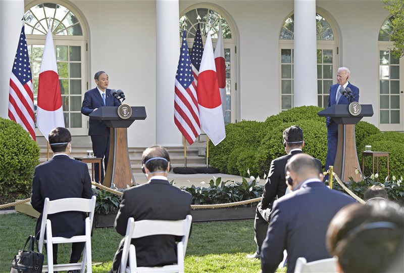 美國總統拜登16日在華府與到訪的日本首相菅義偉舉行峰會,兩國領袖誓言堅定聯手抗衡中國。(共同社)