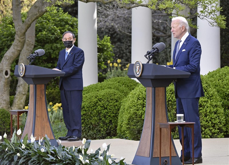 美國總統拜登16日在華府與到訪的日本首相菅義偉舉行峰會,兩國領袖誓言堅定聯手抗衡中國。(共同社)