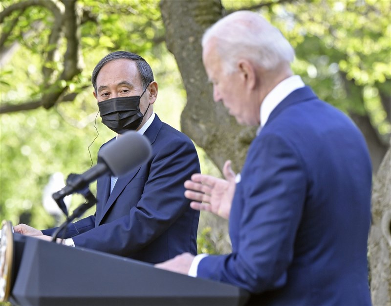 日本首相菅義偉(左)16日告訴美國總統拜登(右),日本將竭盡所能抑制2019冠狀病毒疾病疫情,在今年舉辦一場「安全且讓人安心」的東京奧運。(共同社)
