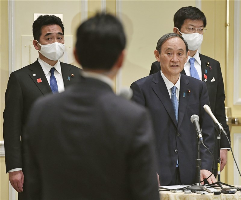 在美國華府訪問的日本首相菅義偉(右2)台北時間17日上午在美國智庫主辦的線上研討會發表演說。(共同社)
