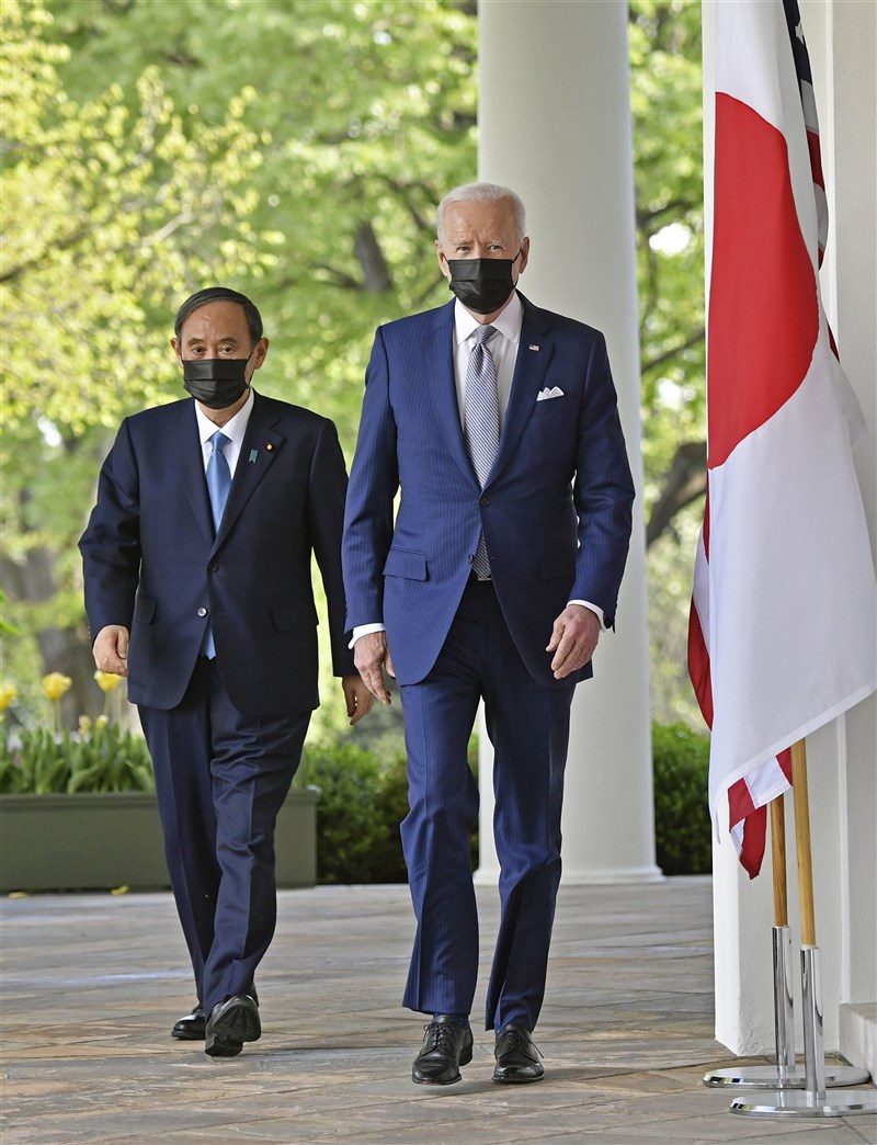 美國總統拜登(右)與日本首相菅義偉利用七大工業國集團(G7)峰會期間舉行會談。圖為拜登與菅義偉4月16日在美國舉行的雙邊領袖峰會。(共同社)