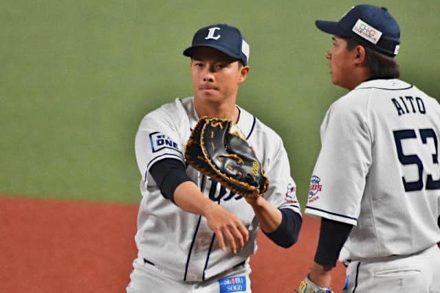日本職棒西武獅隊台灣好手吳念庭(左)17日敲出1支安打、選到2次保送,總共上壘3次。(圖取自facebook.com/NientingWu0607)