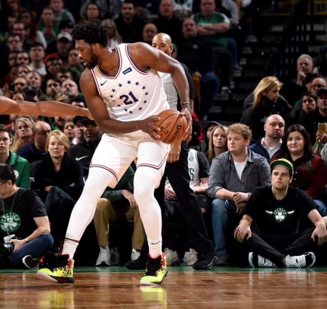 美國職籃NBA費城76人中鋒恩比德(中)16日對戰洛杉磯快艇獨得36分,成為自2006年來首名連3場轟下逾35分的76人球員。(圖取自facebook.com/JoelEmbiid)