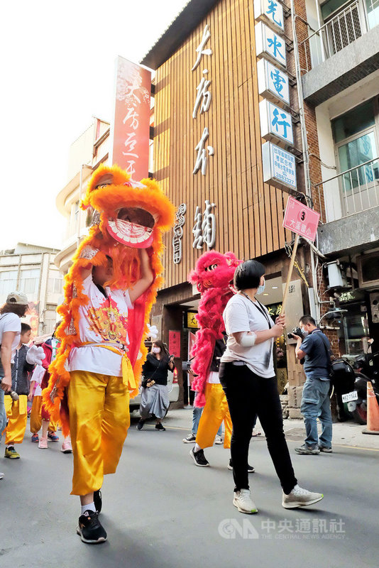 2021大溪豆干節17日晚間舉辦豆夜祭,傍晚祈福踩街活動打頭陣,遊行隊伍沿途吸引民眾目光,熱鬧非凡。中央社記者吳睿騏桃園攝 110年4月17日