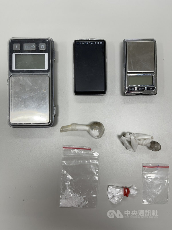 台北市警方日前獲報,有毒犯藏身於台北市士林區巷弄內吸食毒品,並裝設移動偵測感應器以躲避查緝,還異想天開將毒品偽裝成洗衣球後,藏匿於浴室洗衣機內,警方當場查獲3嫌,並查扣安非他命、毒品吸食器、電子磅秤等證物。(翻攝照片)中央社記者黃麗芸傳真 110年4月17日