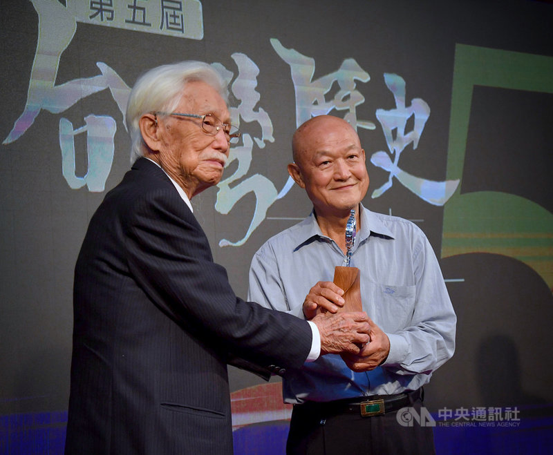 「第5屆台灣歷史小說獎」頒獎典禮17日在台北二二八國家紀念館舉行,作家李旺台(右)的作品「大戇牯徐傍興」獲佳作,由新台灣和平基金會董事長辜寬敏(左)頒獎表揚。中央社記者王飛華攝 110年4月17日
