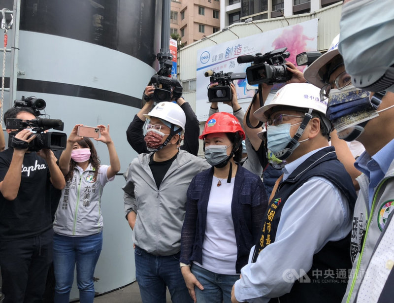 台中實施分區供水,經濟部長王美花(右3)17日視察工地地下水抽取、過濾情形。中央社記者趙麗妍攝 110年4月17日