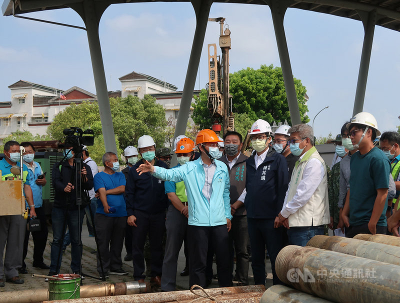 高雄市陳其邁(前右3)與水利署長賴建信(前右4)18 日到高屏溪攔河堰視察鑿井工程,盼能穩定高雄供水。中央社記者王淑芬攝 110年4月18日