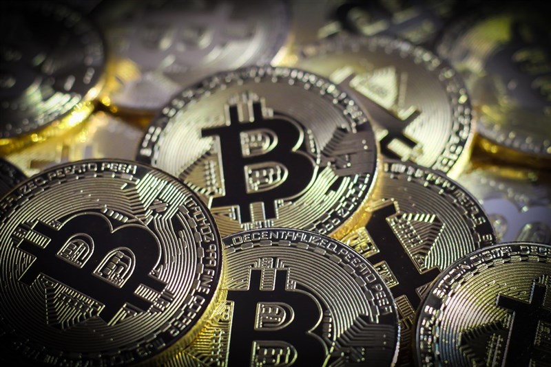 全球市值最大加密貨幣比特幣的價格幾天前才刷下歷史新高,18日卻一度大跌15%,創下7週多以來盤中最大跌幅。(圖取自Pixabay圖庫)