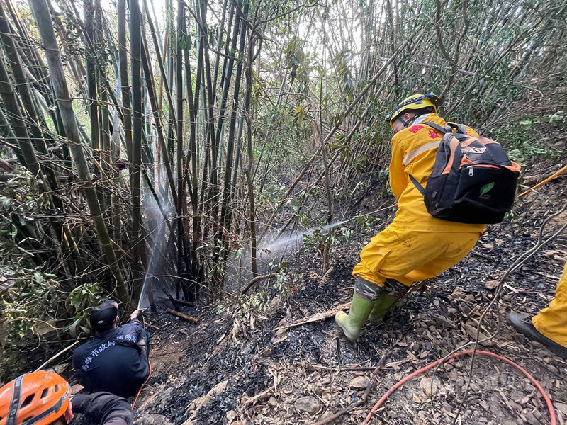 3月底高雄旗山發生山林火警,經警方調閱監視器畫面,找到致災民眾,男子坦言是因神明生日供奉水果,不堪獼猴騷擾才以沖天炮驅趕,卻造成山林火警,對此感到後悔,警方將男子依公共危險罪送辦。(高雄市消防局提供)中央社記者王淑芬傳真 110年4月18日
