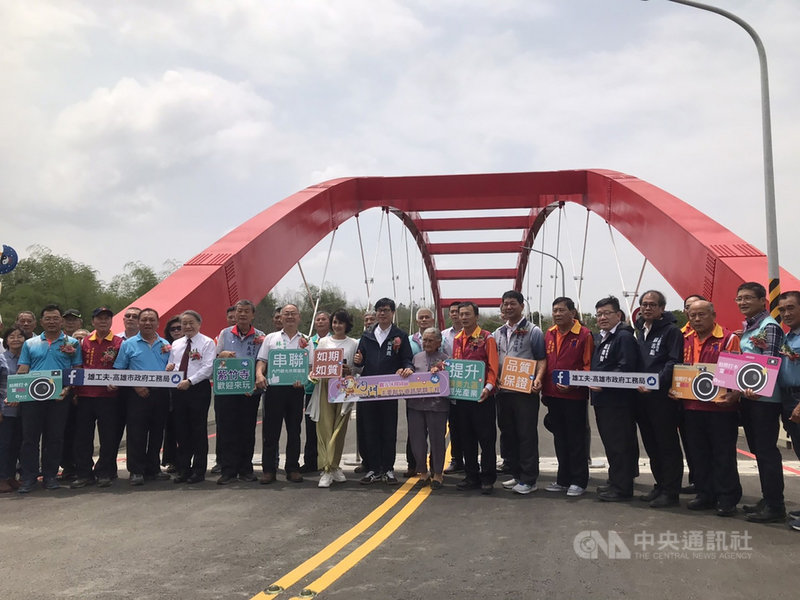 高雄內門觀光休閒園區建設預計2年後完成,高雄市政府斥資闢建園區主要聯外道路,今年3月已完工,18日由高雄市長陳其邁(中黑色外套者)主持通車典禮,各界見證。(高雄市政府提供)中央社記者王淑芬傳真 110年4月18日