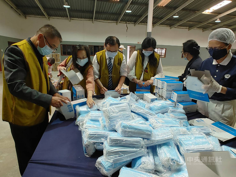 駐南非代表賀忠義(左3)17日偕同仁拜會慈濟基金會南非分會,參與志工愛心活動,一起動手整理防疫口罩。(駐南非代表處提供)中央社記者徐梅玉約翰尼斯堡傳真 110年4月18日