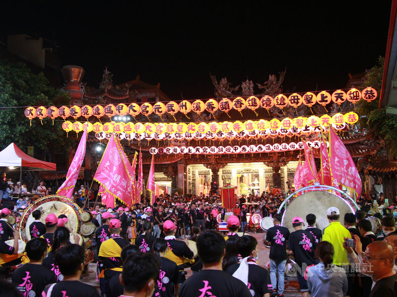 台中大甲鎮瀾宮媽祖18日晚間回鑾安座,媽祖鑾轎下午進入大甲市區,沿途人潮綿延不絕,信徒一路擁簇跟隨媽祖神轎,鎮瀾宮前廣場更是越晚人潮越多。中央社記者蘇木春攝 110年4月18日