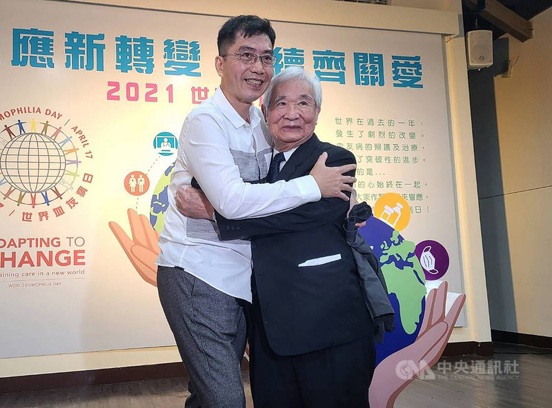 「你人生真的要這樣嗎?」血友病患者王華舘(左)25 歲時關節變形,以輪椅代步10年,因醫師沈銘鏡(右)一句話決定動手術置換關節,術後每天堅持走上10公里,也希望鼓勵更多病友走出家門。中央社記者張茗喧攝 110年4月18日