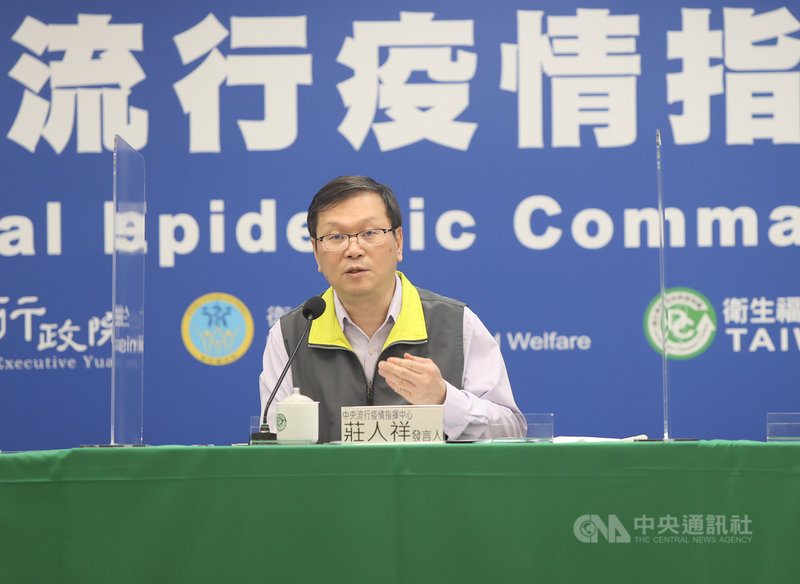 有機師反映檢疫規定鬆綁反而讓他們關更久、排班更麻煩。中央流行疫情指揮中心發言人莊人祥(圖)18日表示,一項政策很難完全滿足所有人需求,已盡可能兼顧機組員身心健康擬定政策,針對相關抱怨都會再加強溝通。中央社記者鄭傑文攝 110年4月18日