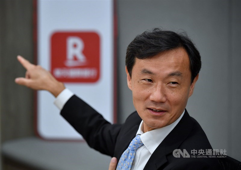 樂天國際銀行總經理佐伯和彥以披薩理論解釋,純網銀就像是沒有門市的餐廳,在沒有實體分行情況下,仍可提供相同服務的銀行。中央社記者王飛華攝 110年4月18日