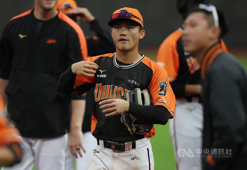 中職統一獅隊野手林靖凱(中)18日出賽,2局靠著內野安打一路從二壘跑回本壘,他說,2局看到味全龍隊內野手站位,差不多知道隊友可以成功跑出內野安打,看到三壘跑壘指導員指示後,沒有減速全力跑回本壘,「教練對我的腳有信心,我也相信自己的腳」。中央社記者張新偉攝 110年4月18日