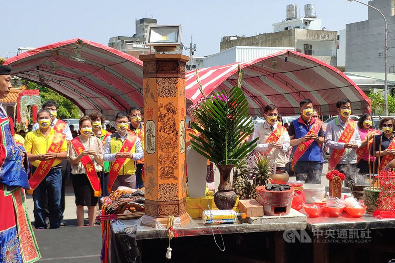 今年台灣碰上嚴重旱象，台南市永康區凌霄寶殿武龍宮18日特別遵循古禮舉辦祈雨大法會，不少地方民眾到場參與，虔誠祈求天降甘霖。中央社記者楊思瑞攝  110年4月18日