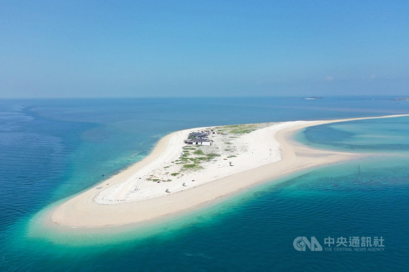 澎湖花火節即將在22日開幕,旅遊業者也精選特色活動給旅客參考,其中位於澎湖東海的無人島澎澎灘,潔白的沙灘與清透見底的海水,讓它擁有台版馬爾地夫美稱。(KLOOK提供)中央社記者余曉涵傳真 110年4月18日