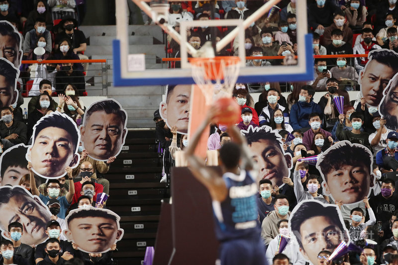 台灣職業籃球聯盟P. LEAGUE+(簡稱PLG)18日公布年度主場票選結果,由新竹街口攻城獅隊主場新竹縣體育館拿下23張5分選票、以136分獲選PLG首季最佳主場。圖為110年1月23日新竹縣體育館賽事畫面。中央社記者張新偉攝 110年4月18日