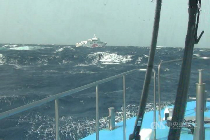 海巡署艦隊分署恆春海巡隊18日上午獲報,一艘搭載123人的客輪因海象惡劣,準備返航時舵機意外故障,海巡隨即調派艦艇馳援,戒護客輪安全返抵碼頭。(恆春海巡隊提供)中央社 110年4月18日