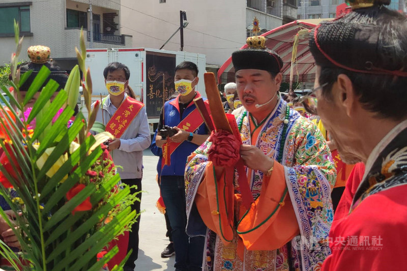 中南部旱象嚴峻,水情吃緊,台南市永康區凌霄寶殿武龍宮18日舉辦祈雨法會,遵循古禮進行各項儀式,祈求老天爺早日降下甘霖。中央社記者楊思瑞攝 110年4月18日