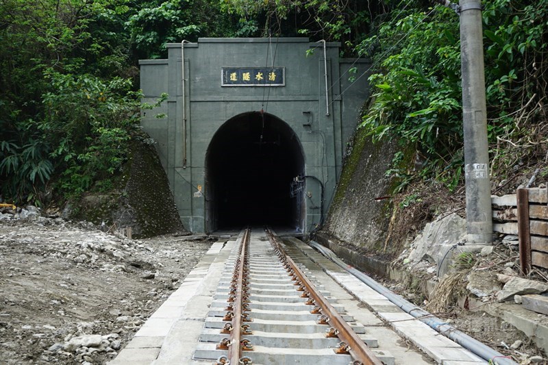 台鐵18日表示,太魯閣號事故地點19日正式通車,前2個月經過列車都將以40公里速度慢行。(中央社檔案照片)
