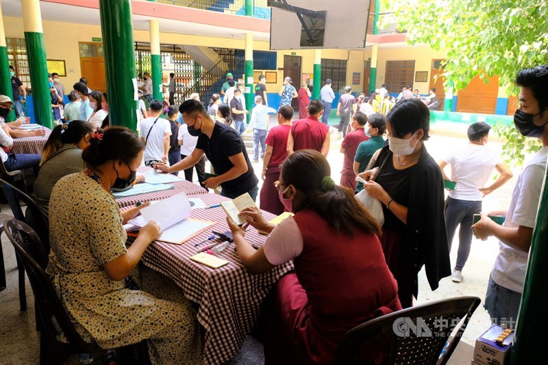 印度過去24小時新增病例破26萬再創新高,有15個省級行政區宣布週末封鎖或宵禁,涵蓋57%人口。圖為流亡藏人11日在印度各地參加流亡政府司政與議員第二輪投票,大批藏人帶著口罩排隊領取選票。(中央社檔案照片)
