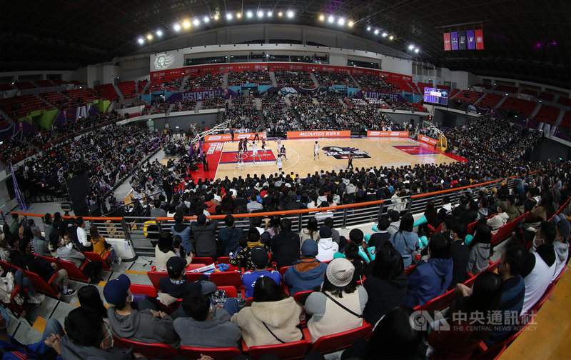 台灣職業籃球聯盟P. LEAGUE+(簡稱PLG)18日公布年度主場票選結果,甫成軍的新竹街口攻城獅隊球團經營主場的用心、設計活動主題、深耕新竹等舉動獲肯定,獲選PLG首季最佳主場。圖為110年1月10日於新竹縣體育館進行PLG賽事。中央社記者張新偉攝 110年4月18日