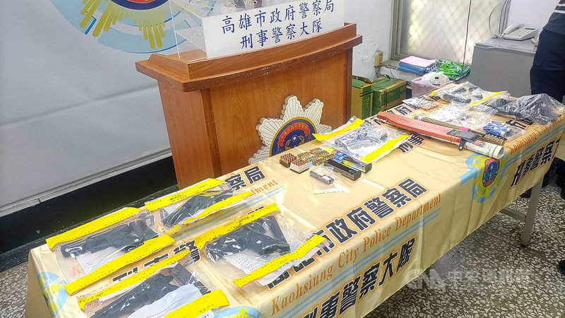 高雄市刑警大隊18日表示,13日起執行「同步肅槍及掃蕩組織犯罪專案行動」,共查獲槍砲案4件7人及8支非制式槍枝、1把模擬槍等。(高雄市警察局提供)中央社記者王淑芬傳真 110年4月18日