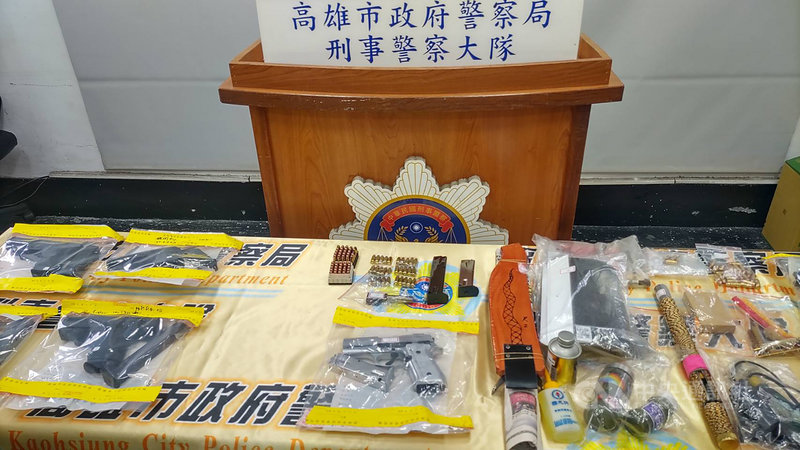 高雄市刑警大隊13日起執行「同步肅槍及掃蕩組織犯罪專案行動」,截至18日共計查獲槍砲案件4件7人及8支非制式槍枝、1支模擬槍,掃蕩組織犯罪3件26人。(高雄市警察局提供)中央社記者王淑芬傳真 110年4月18日