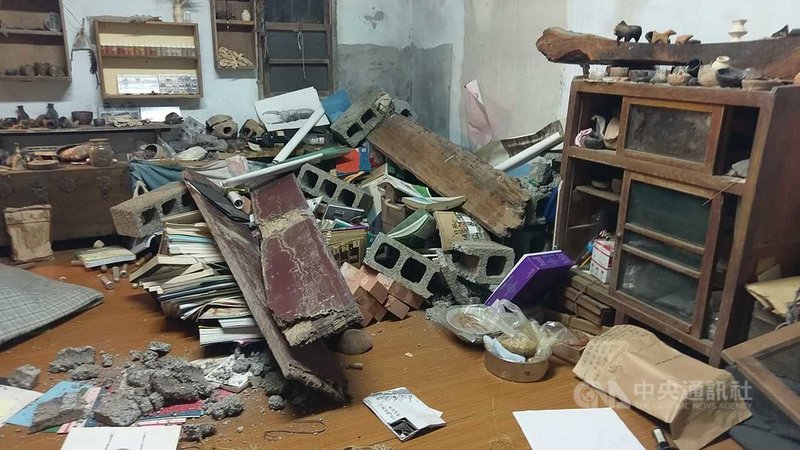 花蓮18日晚間10時許接連發生兩次有感地震,震央在壽豐鄉,壽豐水璉地區連平房內的書櫃都被震倒,一片凌亂。(民眾提供)中央社記者李先鳳傳真 110年4月18日