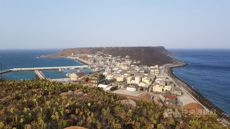 澎湖縣馬公市長葉竹林18日表示,「金色雙島追夕陽」活動的「雙島」,是指馬公市轄管的桶盤、虎井2處離島,為民眾赴南海旅遊的熱門景點之一,其中虎井島去年還獲選觀光局經典小鎮。中央社 110年4月18日