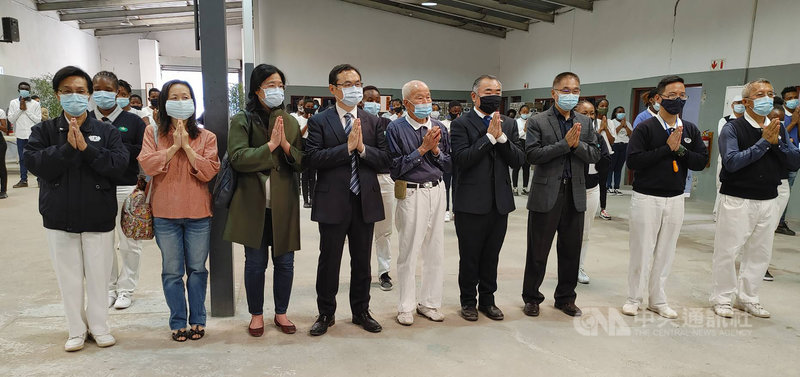 甫於3月26日就任駐南非代表的賀忠義(前排左4)17日偕同仁拜會慈濟基金會南非分會,一起為太魯閣號火車事故不幸傷亡的旅客與家庭祈福。(駐南非代表處提供)中央社記者徐梅玉約翰尼斯堡傳真 110年4月18日