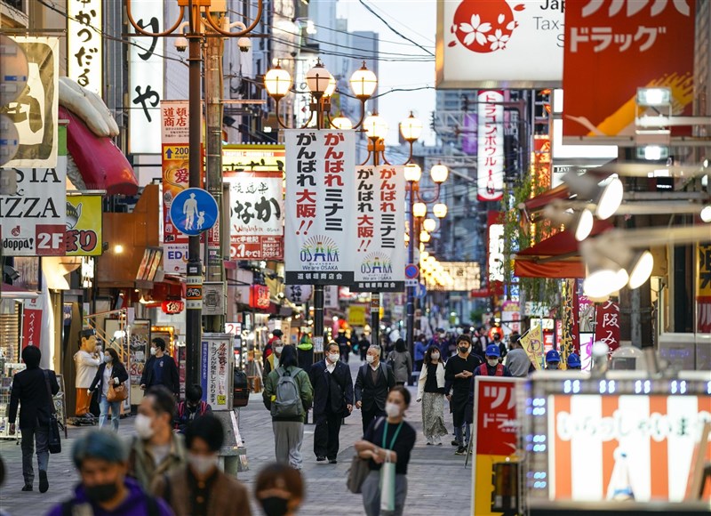 日本18日全境新增4803例確診病例創3月21日以來新高,疫情快速升溫的大阪府已連續5天單日新增逾千例,政府開始思考3度發布緊急事態。圖為大阪市中心14日街頭人潮。(共同社)