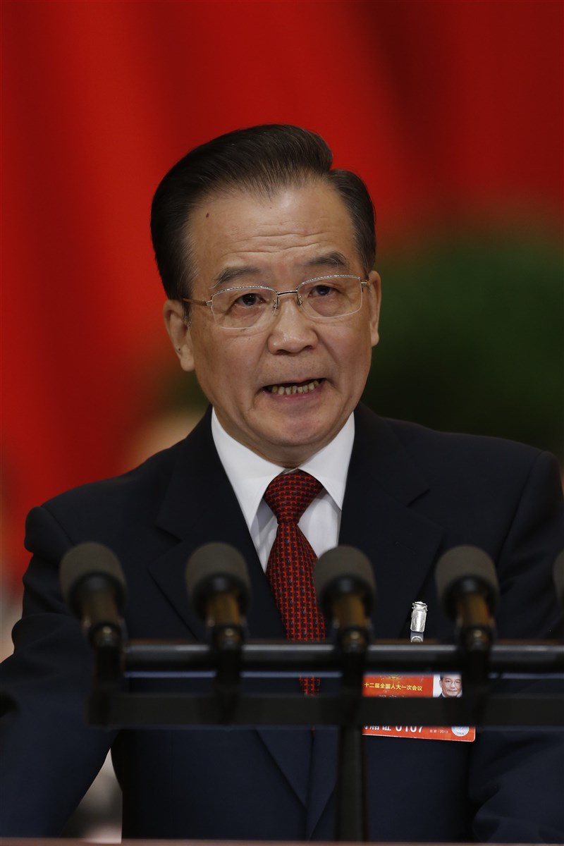 前中國國務院總理溫家寶在澳門導報發表追憶母親的長篇連載文章,疑因提到「我心目中的中國,應該是一個充滿公平正義的國家」,被微信禁止分享。圖為2013年溫家寶在全國人民代表大會進行任內最後一次工作報告。(中新社)