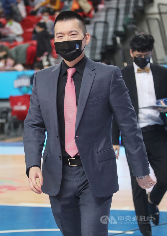 台灣職業籃球聯盟P. LEAGUE+(簡稱PLG)18日公布年度GM和年度主場票選結果,在年度GM投票中,富邦勇士領隊蔡承儒拿下18張5分選票、以總分107分獲獎。圖為蔡承儒110年3月6日現身富邦勇士賽事現場。中央社記者張新偉攝 110年4月18日