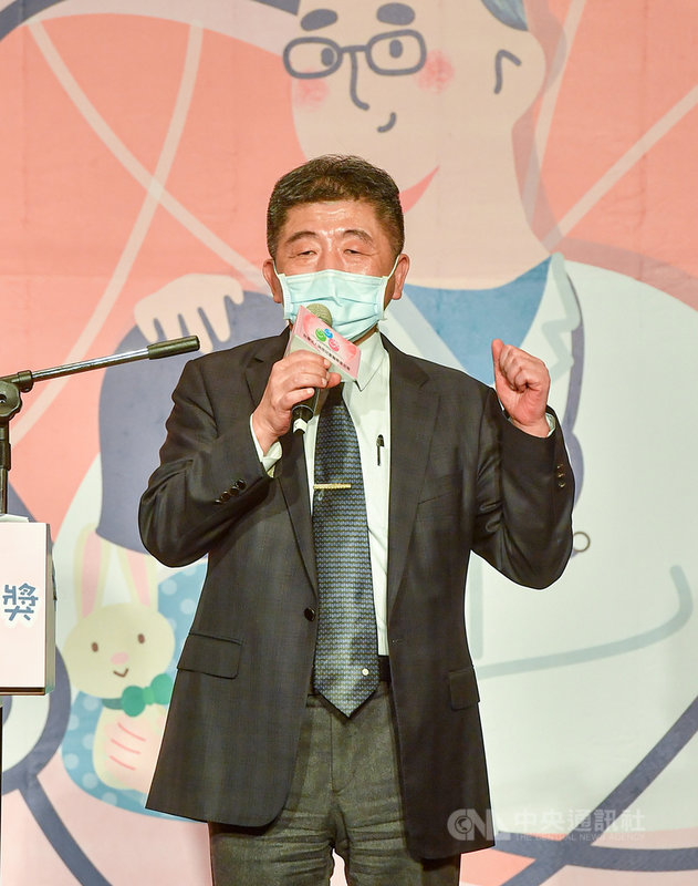 衛福部長陳時中18日應邀擔任第9屆台灣兒童醫療貢獻獎頒獎人,他在頒獎典禮前受訪表示,維持防疫新生活很辛苦,民眾已經出現「防疫疲勞」現象,但仍強調維持防疫新生活有長期需要,防疫人人有責。中央社記者鄭清元攝 110年4月18日