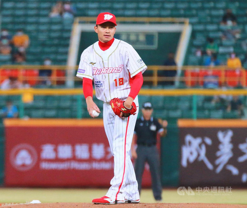 中華職棒味全龍隊總教練葉君璋18日受訪表示,投手徐若熙(圖)日前投完先發過後,身體沒有不適感,預計21日在新莊球場與富邦悍將隊比賽會再次先發,投球局數最多5局。(味全龍隊提供)中央社記者謝靜雯傳真 110年4月18日