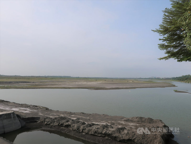 高雄市山區降雨約20毫米,不過對水情助益不大。高雄市的主要供水來自於高屏溪攔河堰,南水局資料顯示,攔河堰19日的川流量每秒3.9立方公尺,持續下滑。中央社記者王淑芬攝 110年4月19日